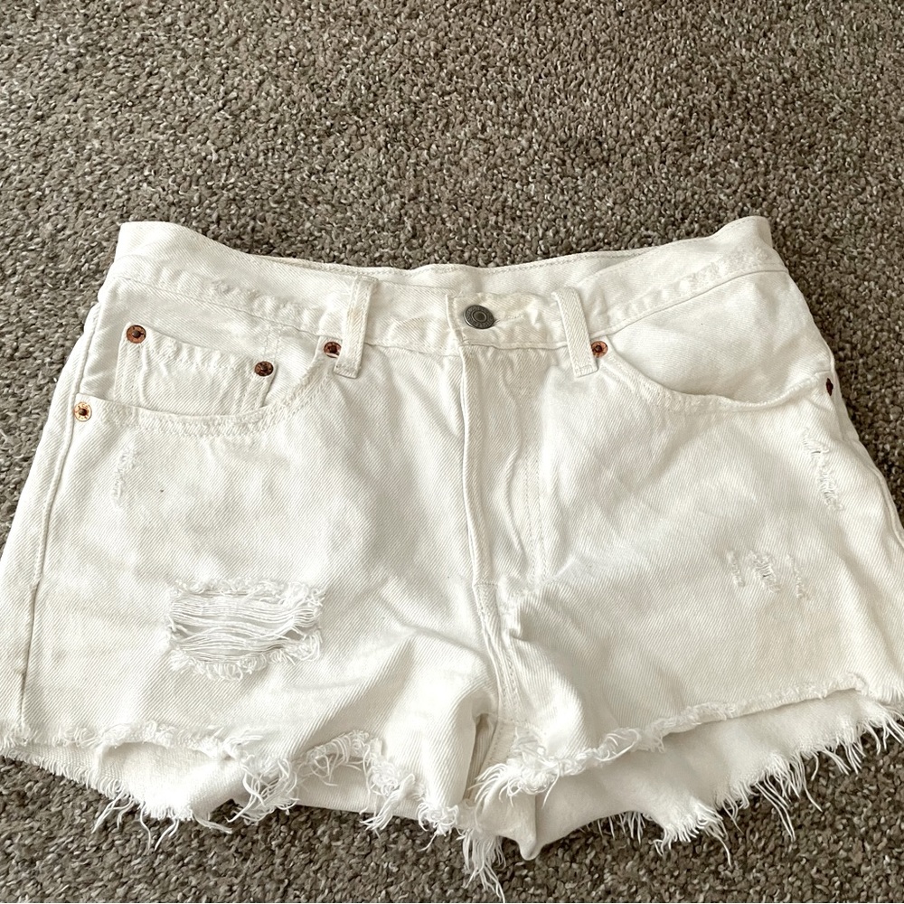 Womens Levi’s white high rise  jean shorts!